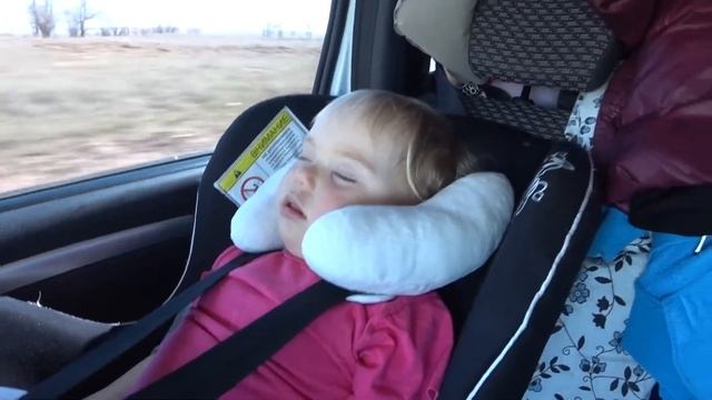 Лучшая подушка для сна ребенка в машине! Путешествия с детьми смотреть онлайн