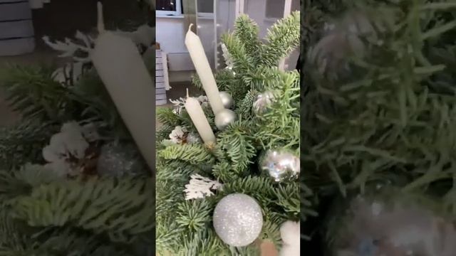 Стильная новогодняя композиция из нобилиса в дополнении со свечами ? смотреть онлайн