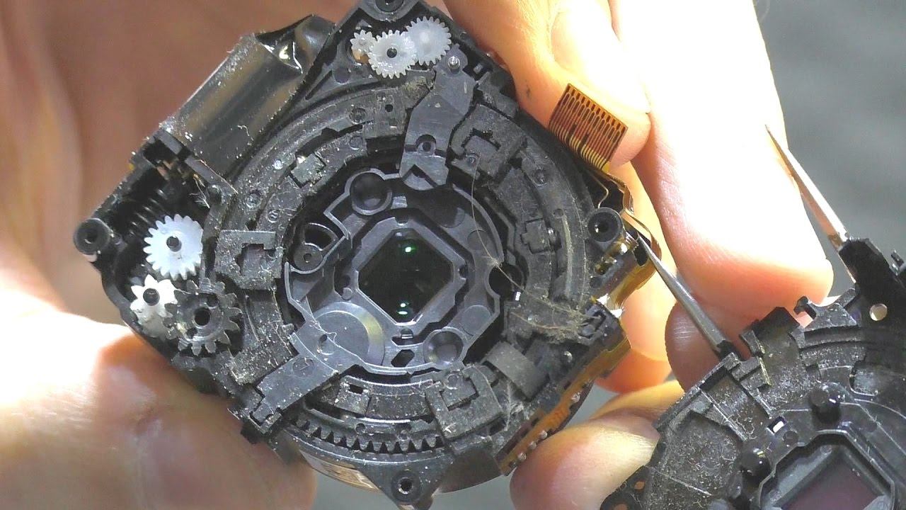 При включении объектив открывается и закрывается. Фотокамера Samsung ST60 смотреть онлайн