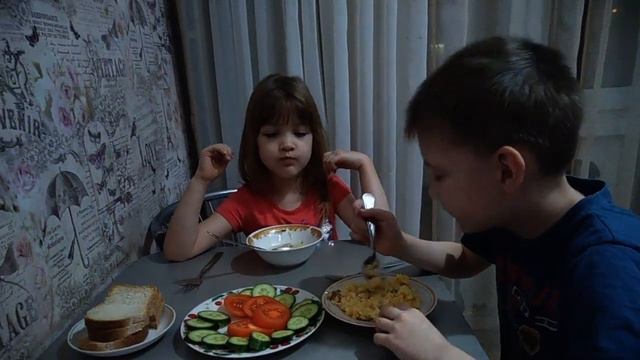 Алисе нравится полезный ужин, а Тёма что-то затевает