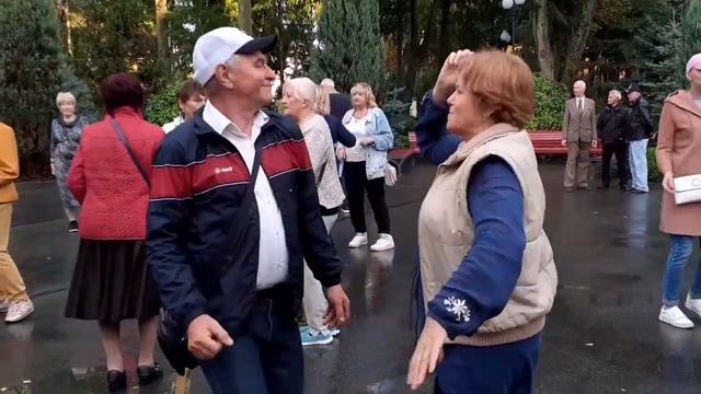 ЖИЛ ТЮЛЬПАН В ОДНОМ САДУ! СЧАСТЛИВЫЕ МОМЕНТЫ ИЗ ПАРКА ГОРЬКОГО ХАРЬКОВ ТАНЦЫ смотреть онлайн