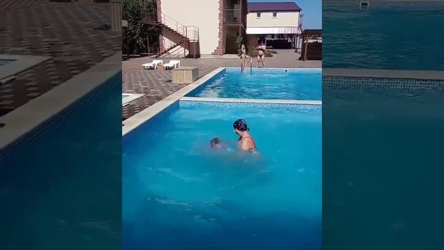 Оля не умеет плавать но умеет нырять