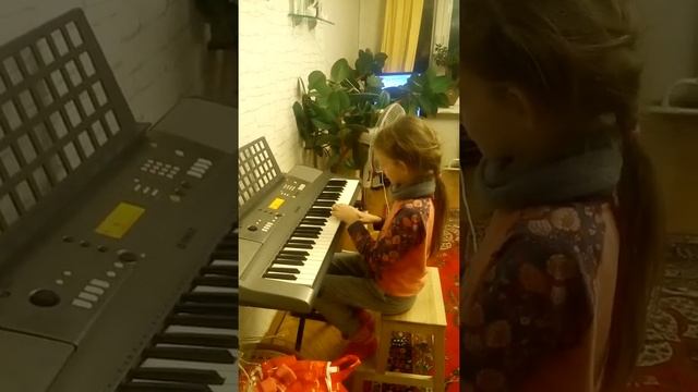 Я играю на сентезаторе "Чешский народный танец","Мама первое слово" смотреть онлайн