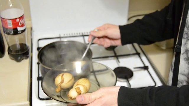 Что будет если... Сварить яйцо в кока коле?!