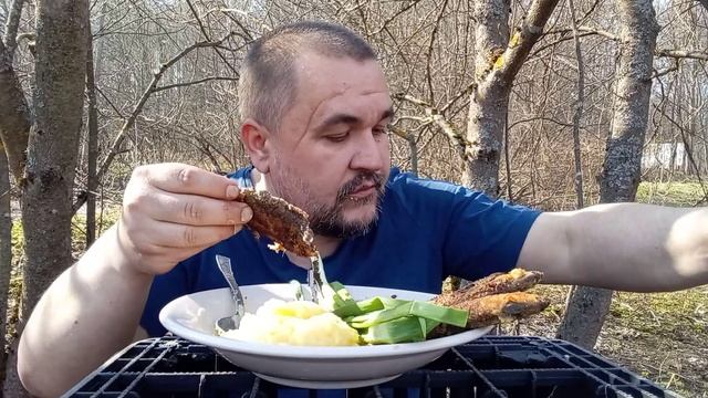 Обжор - жареная салака с пюрешкой на природе смотреть онлайн