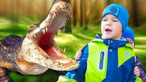 Дети поймали крокодила на рыбалке.