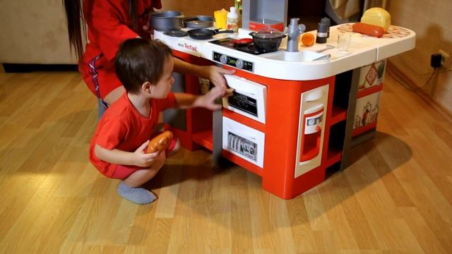 Мирон с мамой играют на детской кухне смотреть онлайн