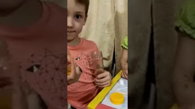 ДЕЛАЕМ СЛАЙМ САМИ. ДЕТИ ДЕЛАЮТ СЛАЙМ. ЭКСПЕРИМЕНТ. смотреть онлайн