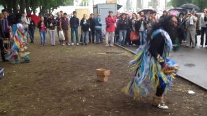 Индейцы поют и танцуют