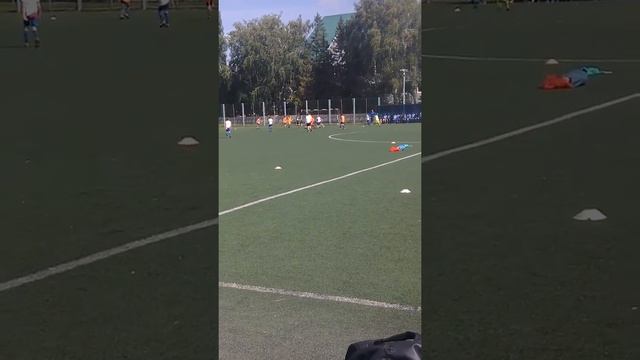 Даниил играет в футбол смотреть онлайн
