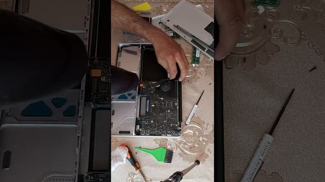 Opening Apple Mac Book Pro Model A1278 - year 2008 - 2009 смотреть онлайн