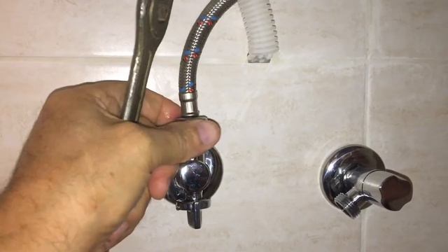 Течёт бойлер! Как поменять шланги и краны на бойлере за 5 минут смотреть онлайн