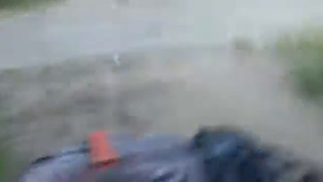 Девушка толкает сломанный квадрик - 3 км смотреть онлайн