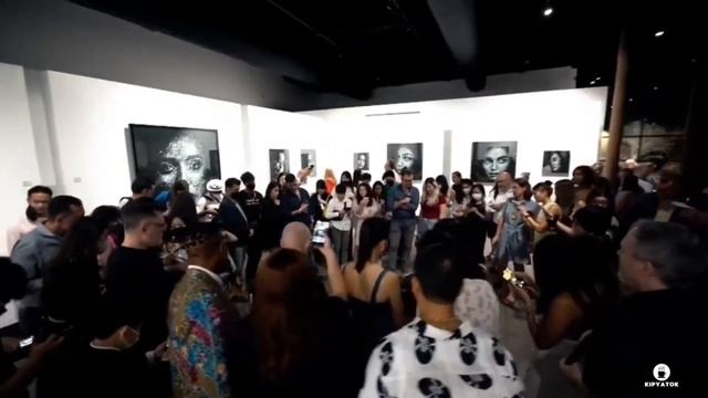 ХУДОЖНИК СОЗДАЁТ КАРТИНЫ ИЗ БИТОГО СТЕКЛА смотреть онлайн
