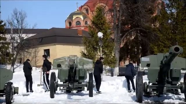 Уборка снега в парке Победы в Лаишево смотреть онлайн