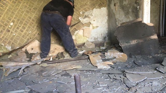 Очищение первой стены от глиняно-песчаной штукатурки смотреть онлайн