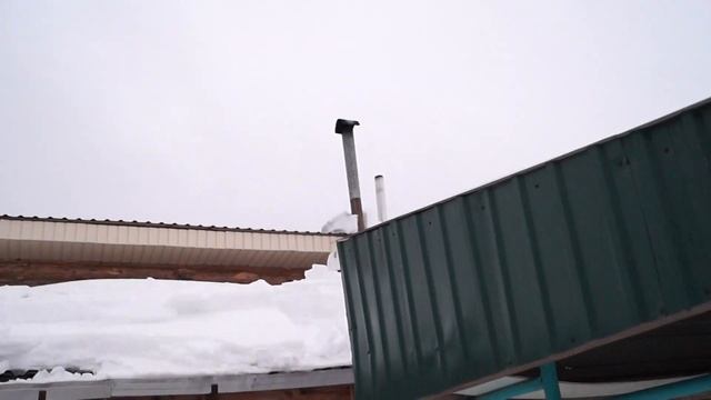 Дача зимой. Чистка снега с крыши скребком без повреждения покрытия смотреть онлайн
