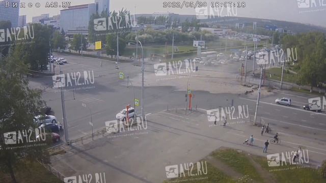 В Кемерове прорвало трубопровод на Ленина-Терешковой, , повреждена проезжая часть смотреть онлайн