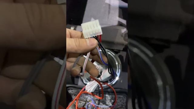 установка сабвуфера под сиденье Subwoofer Sidenyani teyiga смотреть онлайн