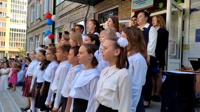 Гимн России исполнили 1 сентября в школе № 160 Новосибирска смотреть онлайн