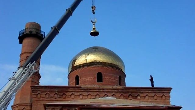 УСТАНОВКА НОВЫХ КУПОЛОВ НА ЗДАНИЕ И МИНАРЕТ МЕЧЕТИ с.ЭЛЬХОТОВО (РСО-А). смотреть онлайн