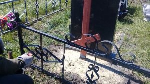 Наводим порядок на кладбище. Чем покрасить ограду.  Красим без кисточки быстро и качественно