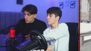 СТАРШИЙ БРАТ СДАЕТ НА ПРАВА НА РУЛЕ В ГОЛОЛЁД!