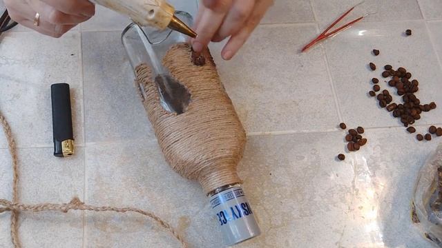 Супер простой и красивый способ декора бутылки джутом и кофе. DIY/рукоделие смотреть онлайн