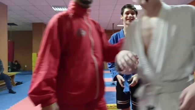 Таких дурачков как мы, ещё не видел СВЕТ!??? смотреть онлайн
