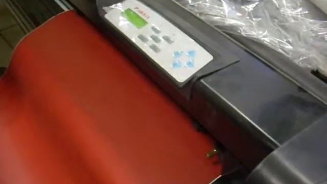 Заправка пленки в режущий плоттер 1360H смотреть онлайн