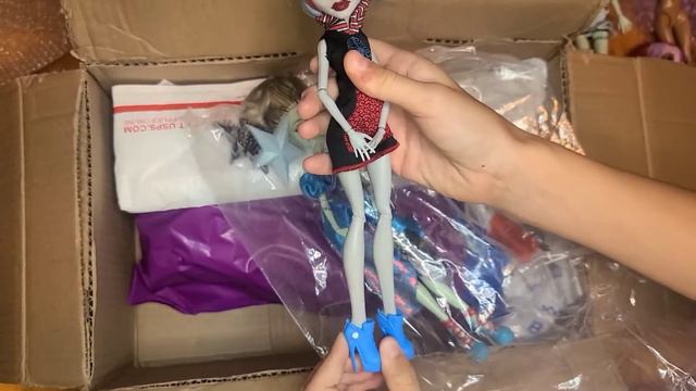 Распаковка посылки с куклами Monster High и Barbie  из Америки.Unpacking A Package With Monster Hig