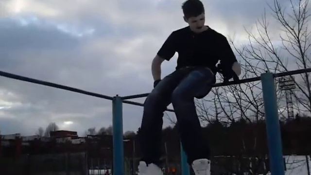 Турник - прокрутка на подколеньях(Я).AVI