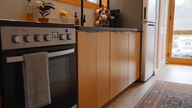 Low Cost Scandinavian Inspired Tiny House Tour! смотреть онлайн