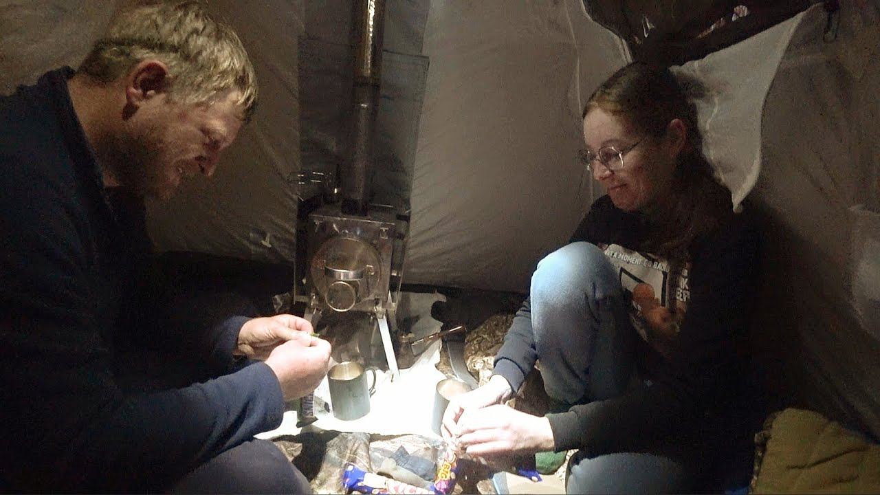 Выход на ПЕРВЫЙ ЛЁД. Рыбалка с ночёвкой в палатке с печкой. Последняя рыбалка на сазана 2022. смотреть онлайн