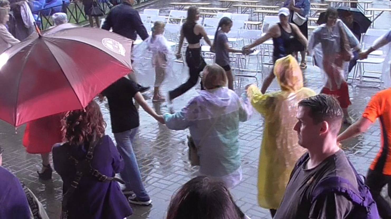 Отава Ё. Вот это фурор! Зрители зажигают под ливнем. смотреть онлайн