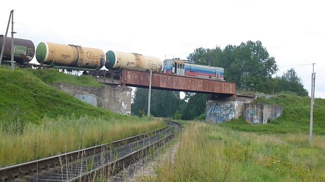 ТЭМ18ДМ-327 с товарным поездом следует по путепроводу. смотреть онлайн