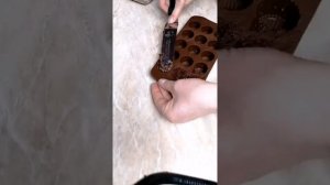 Как приготовить живой шоколад из трех ингридиентов: Какао-тертое, Какао-масло и кокосовая пудра.