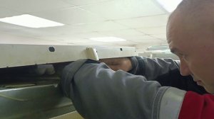 Замена испарителя на одно компрессорном холодильнике Indesit, видео инструкция.