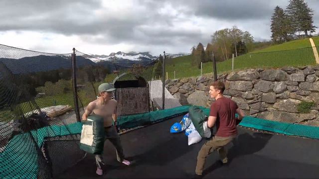 Trampolin shesh und Box Kampf смотреть онлайн