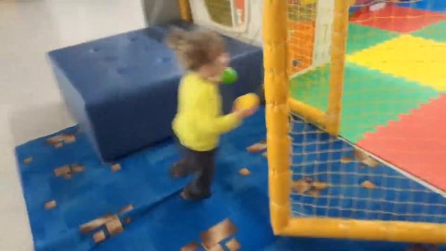 На детской площадке.Веселые игры,горки,лабиринты,бассейн с шариками. смотреть онлайн