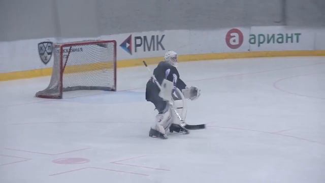 Пьяный Вратарь хоккея танцует ТАНГО на матче!! Смотреть всем! ЖЕСТЬ!!! смотреть онлайн