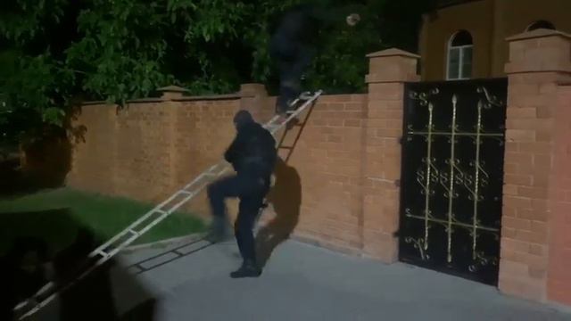 На видео попал захват и обыск дома с подозреваемыми в организации сети игорных клубов в Волгограде смотреть онлайн