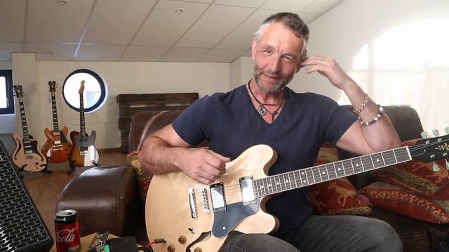 Vintage VSA500 (£400) Vs Gibson Figured Series 335 (£3000) смотреть онлайн