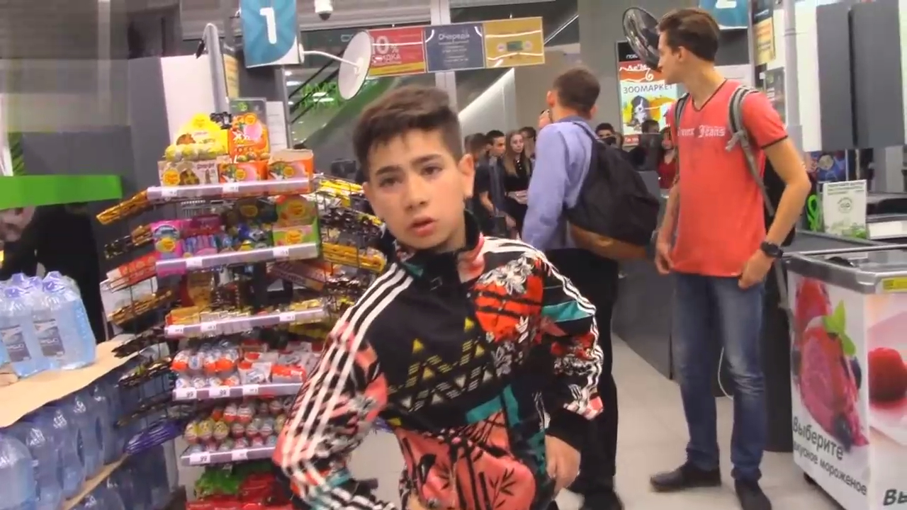 Дети крышуют ТЦ «Победа Плаза» в Саратове смотреть онлайн