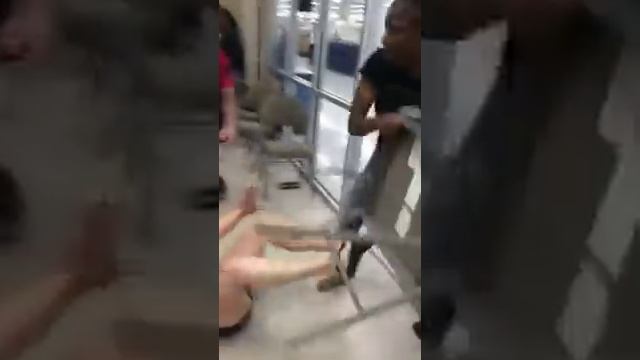 Flint Chick Fight at Meijer Nail Salon Gets Ugly Fast смотреть онлайн