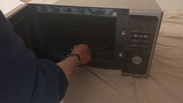 Распаковка микроволновой печи Samsung MS23F302TAS смотреть онлайн