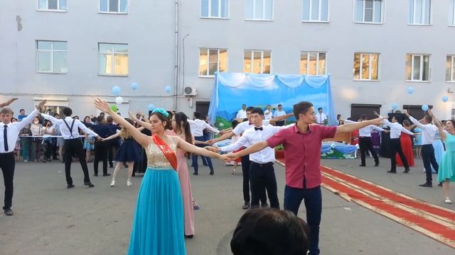Вальс выпускников 42 выпуск СОШ 4 Гусиноозерск смотреть онлайн