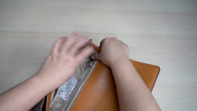 DKNY Bryant Flap Crossbody Bag Chino/Baguette смотреть онлайн