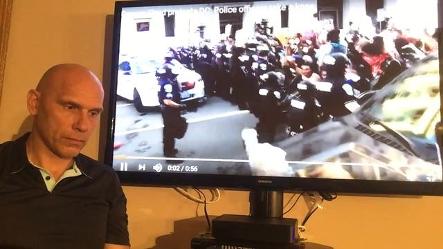JAV POLICIJA ANT KELIŲ смотреть онлайн