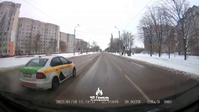 В Гомеле водитель такси серьёзно нарушмл ПДД смотреть онлайн